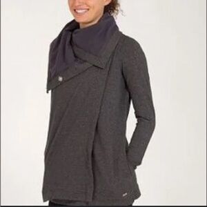 Lululemon Savasana Wrap
Heathered Grey/Black